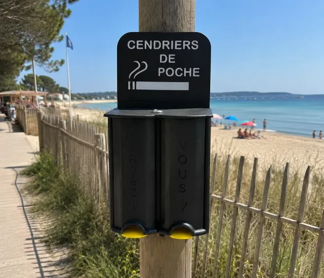 Cendrier de poche à la plage